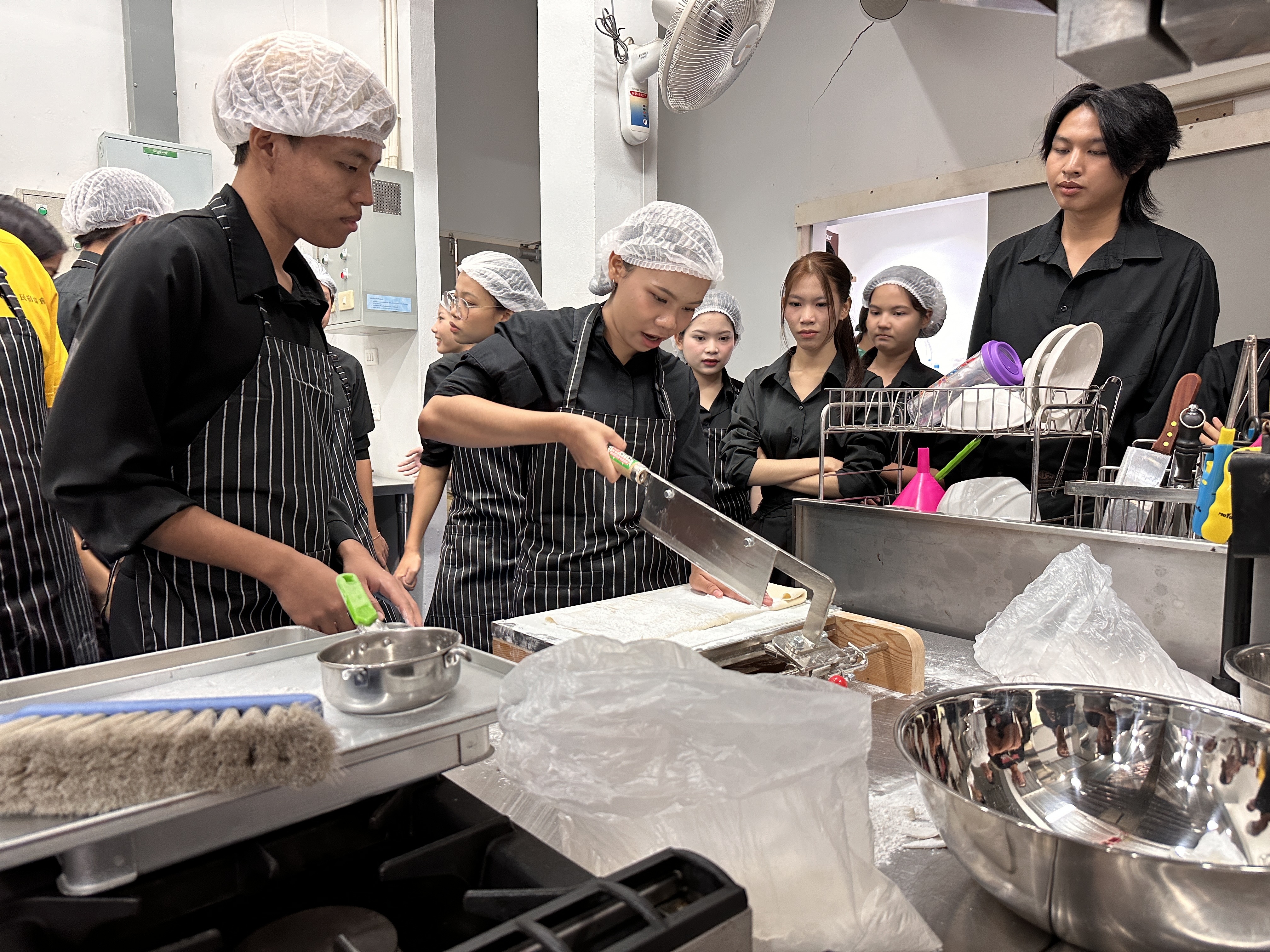 暨大學生引導孔敬學生體驗製作手打麵(切麵)