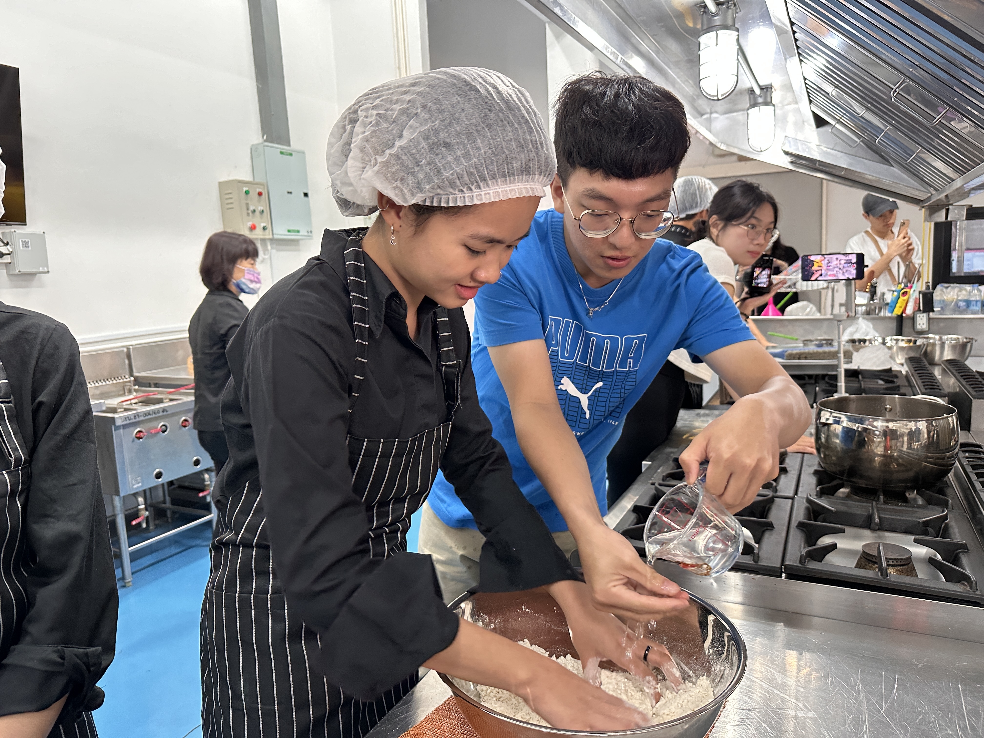 暨大學生引導孔敬學生體驗製作手打麵(和麵)