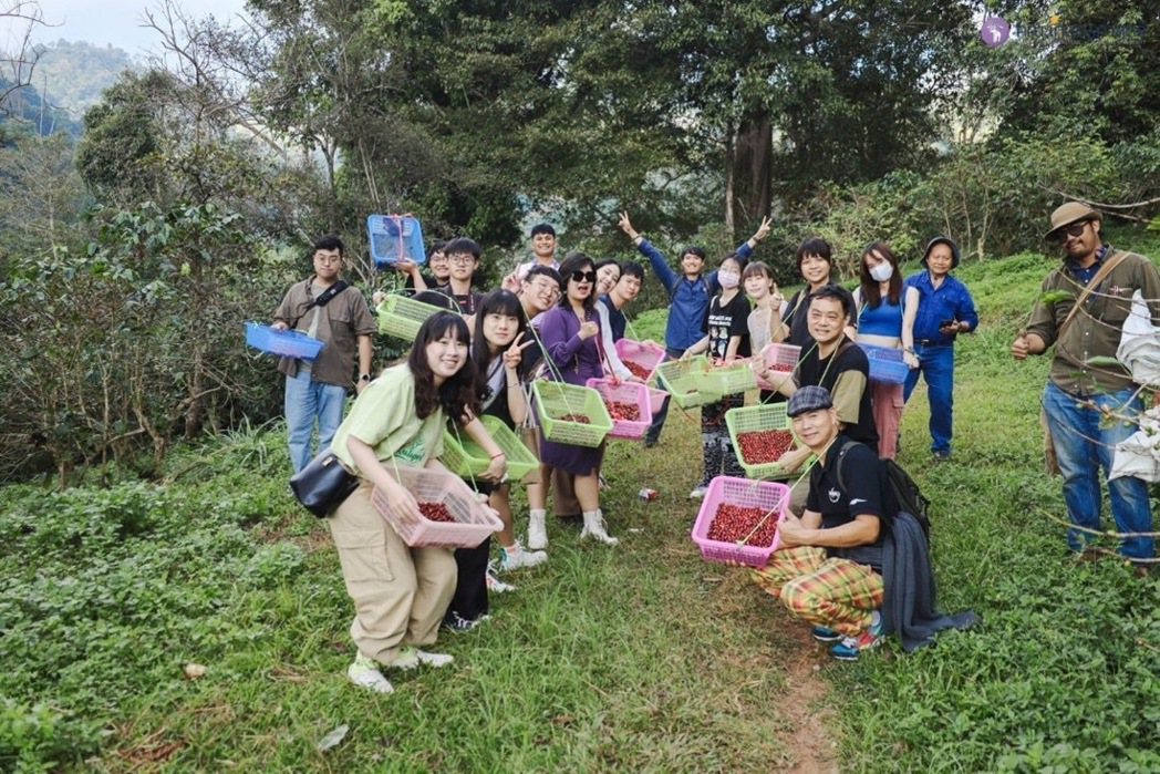 該校透過USR計畫，執行在地開發產學培訓，協助在地業者提升產業價值，並成功吸引了多名學生選擇留在中彰投地區服務和創業。 暨大/提供。