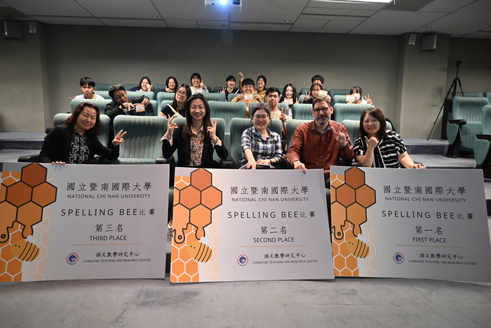 Spelling Bee英文拼字比賽決賽參賽者及得獎同學合影圖片