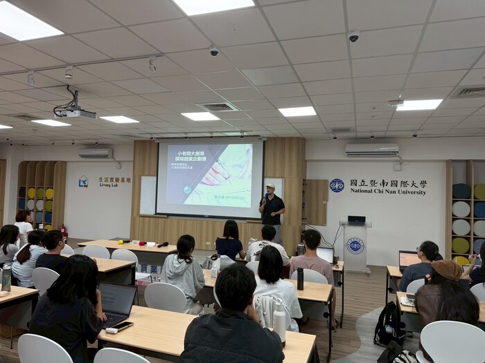 同學認真上課圖片