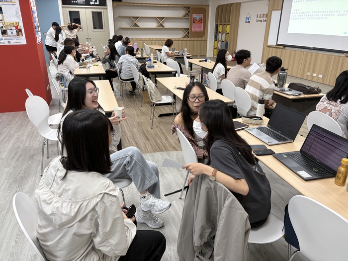 同學認真討論圖片